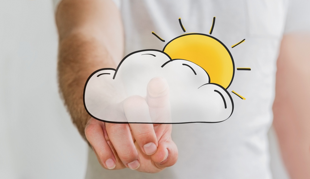 16 Tage-Wetter Dänemark – Hand hält symbolisch Sonne und Wolke.