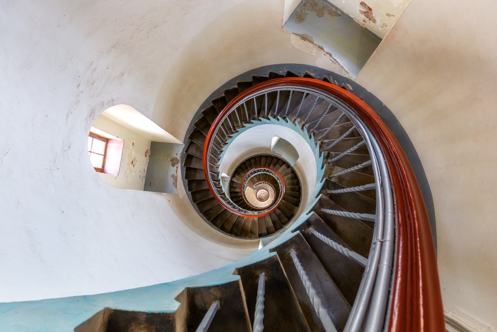 Ferienhaus Hvide Sande - Die faszinierende Spiralarchitektur eines Leuchtturms in der Nähe von Hvide Sande, die sich in die Höhe windet.