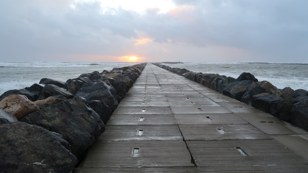 Hvide Sande Ferienhaus - Der Weg zum Horizont an einem stürmischen Tag, eine Metapher für die Ruhe und Stärke, die Hvide Sande Ferienhäuser ihren Gästen bieten.
