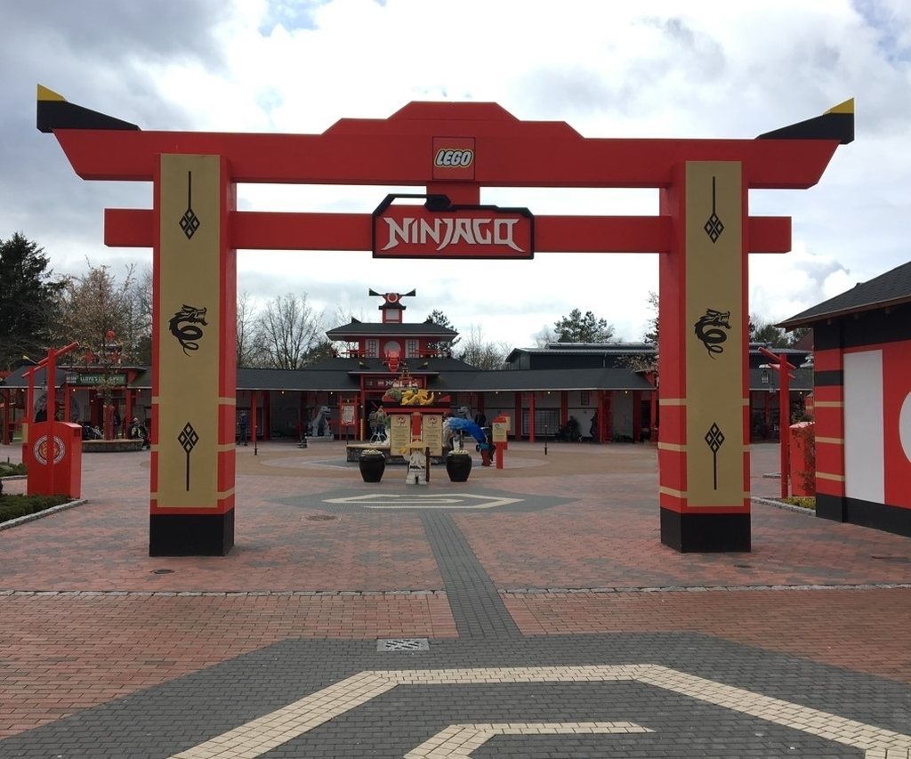 Das Tor zum Legoland-Ninjago-Welt, ein großer roter Torii mit der Aufschrift LEGO Ninjago, begrüßt Besucher mit einem Einblick in die thematische Welt.