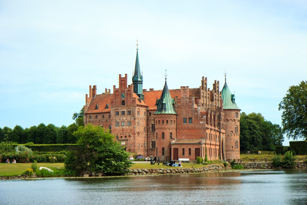 Fünen - das malerische Wasserschloss Egeskov inmitten einer ruhigen Seeumgebung.