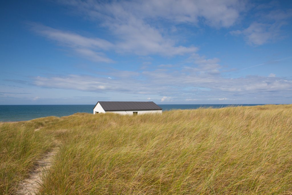 Vorupör - Idyllisches Haus umgeben von Dünenlandschaft mit Blick auf das Meer in Vorupör, Dänemark.