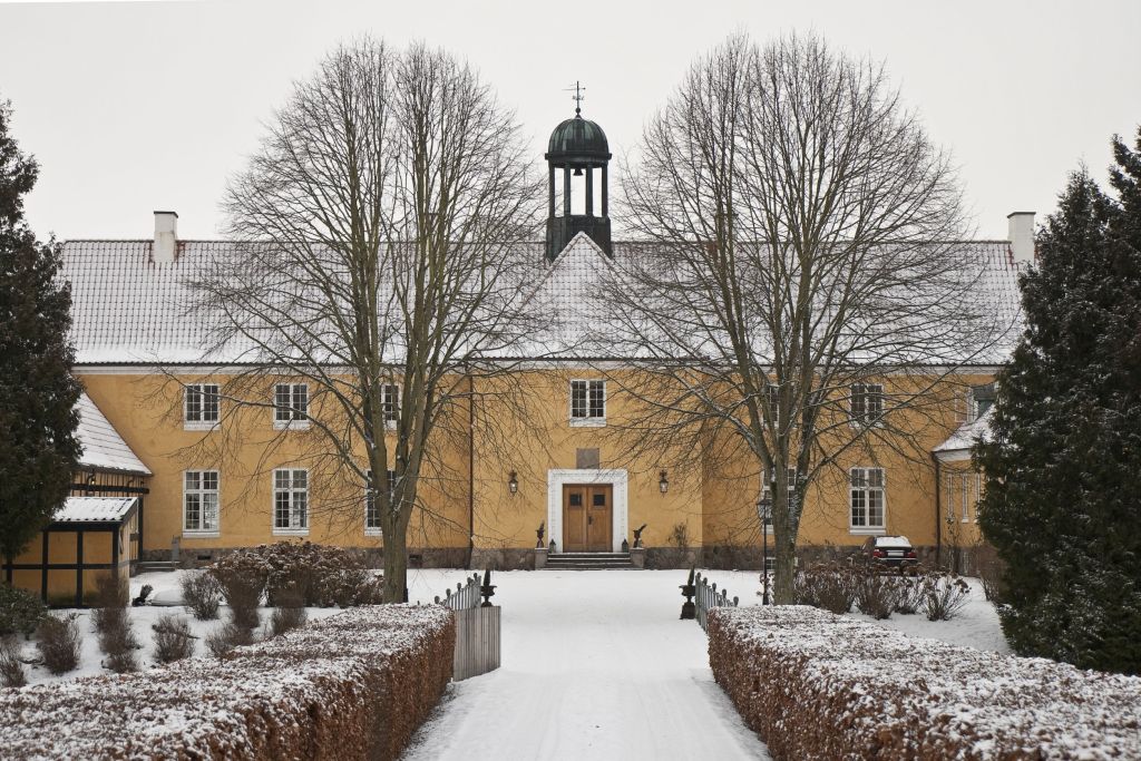 Ebeltoft, ein schneebedecktes Herrenhaus im dänischen Winter.