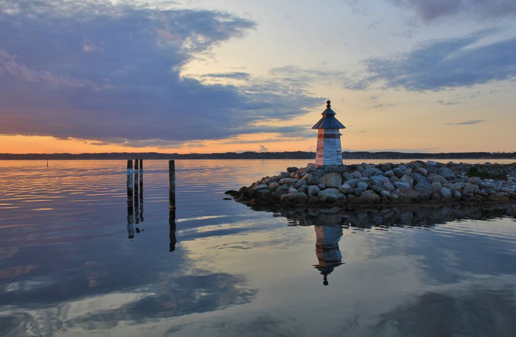 Wetter Ebeltoft zeigt einen friedlichen Sonnenuntergang am Hafen mit einem Leuchtturm.