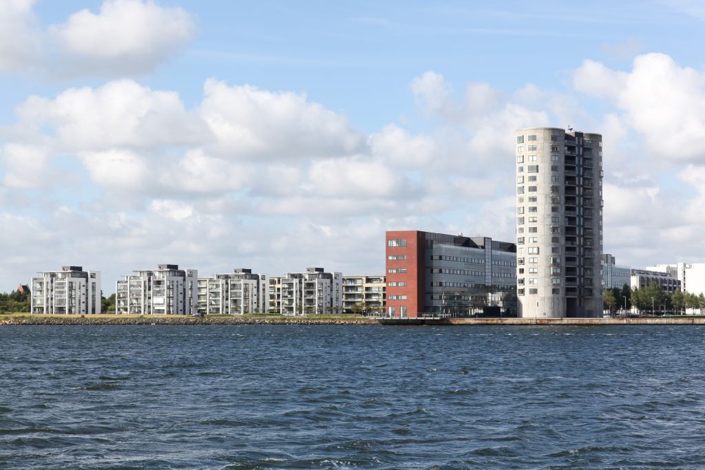 Dänemark Ferienhaus Blokhus - Modernes Wohngebäude direkt am Wasser, das die zeitgenössische Architektur in Blokhus, Dänemark, zeigt.