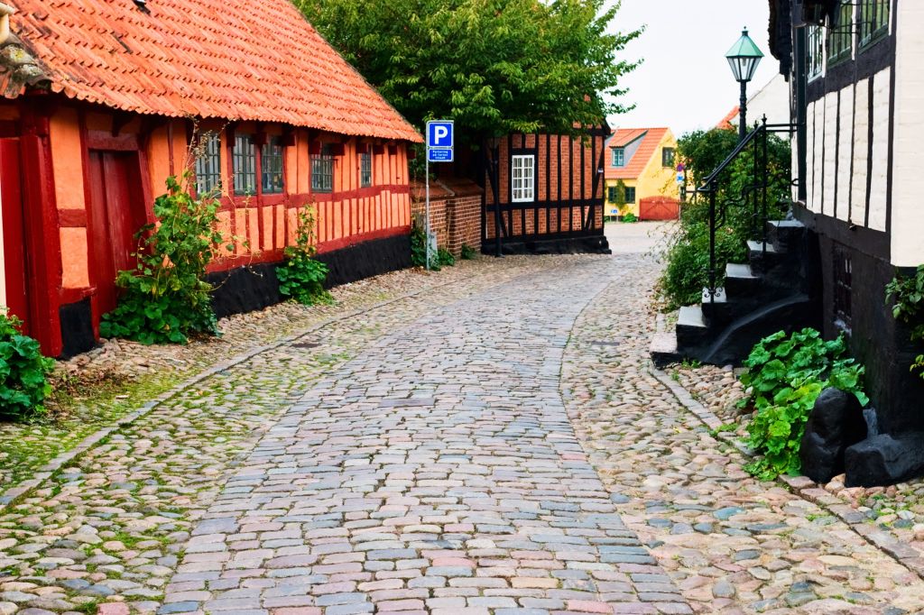 Ferienhäuser Dänemark Ebeltoft in einer charmanten gepflasterten Straße.