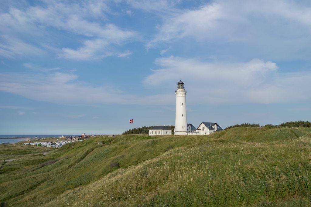 Hirtshals Fähre neben dem Leuchtturm, eingebettet in die Dünenlandschaft.