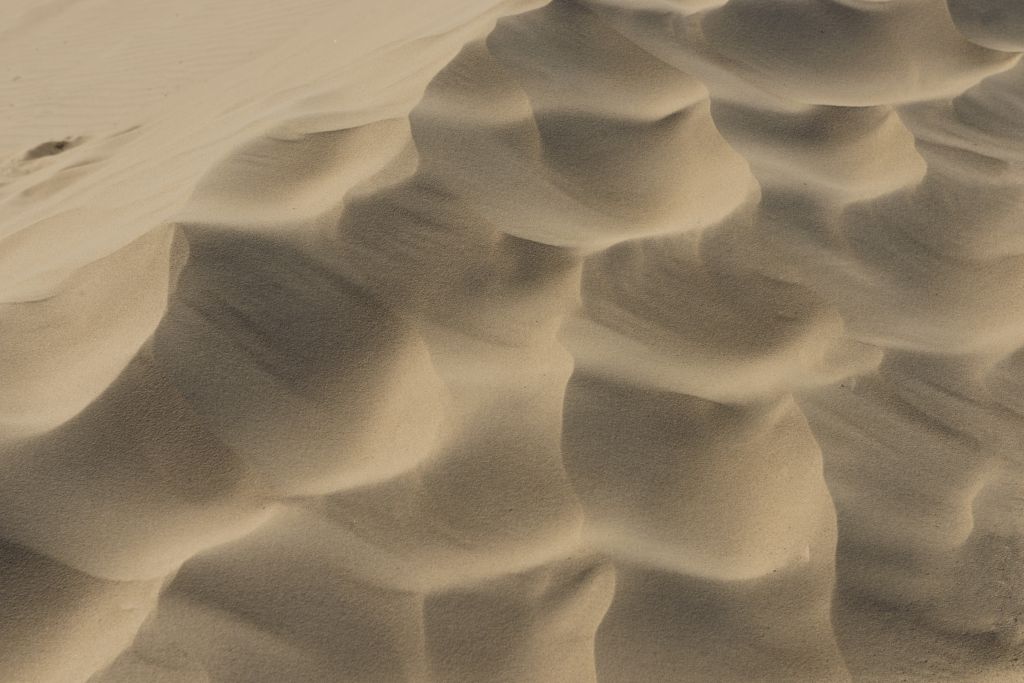 Løkken Strand – Geometrische Muster und weiche Linien formen die Sanddünen an Løkkens Strand, ein Spiel aus Licht und Schatten, das die natürliche Kunst Dänemarks einfängt.