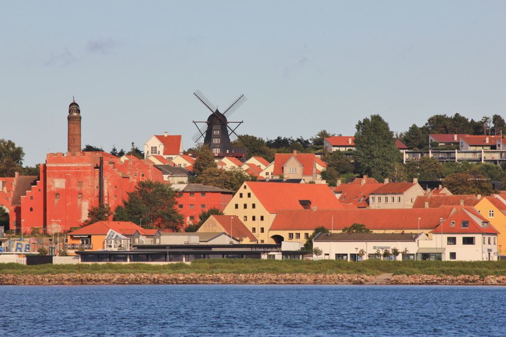 Restaurants Ebeltoft mit Blick auf die charakteristischen roten Dächer und den Leuchtturm.