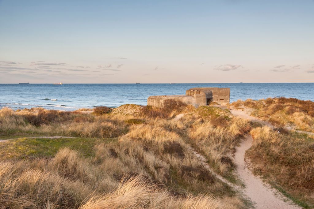 Skagen Bunkermuseum – Ein historischer Bunker, eingebettet in die sandigen Dünen am Meer in Skagen, zeugt von der bewegten Vergangenheit Dänemarks.