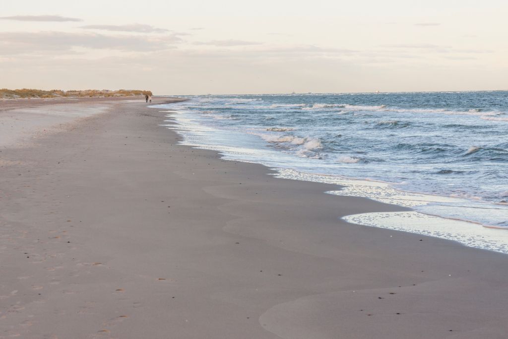 Skagen Nordstrand – Ein ruhiger Abendspaziergang am weitläufigen Strand, wo das Rauschen der Wellen und der sanfte Wind die einzigen Begleiter sind.
