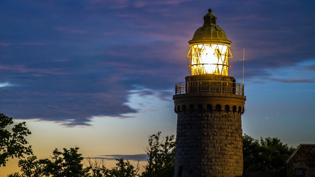 Strände auf Bornholm, ein leuchtender Leuchtturm erstrahlt in der Dämmerung als Wächter der Nacht.