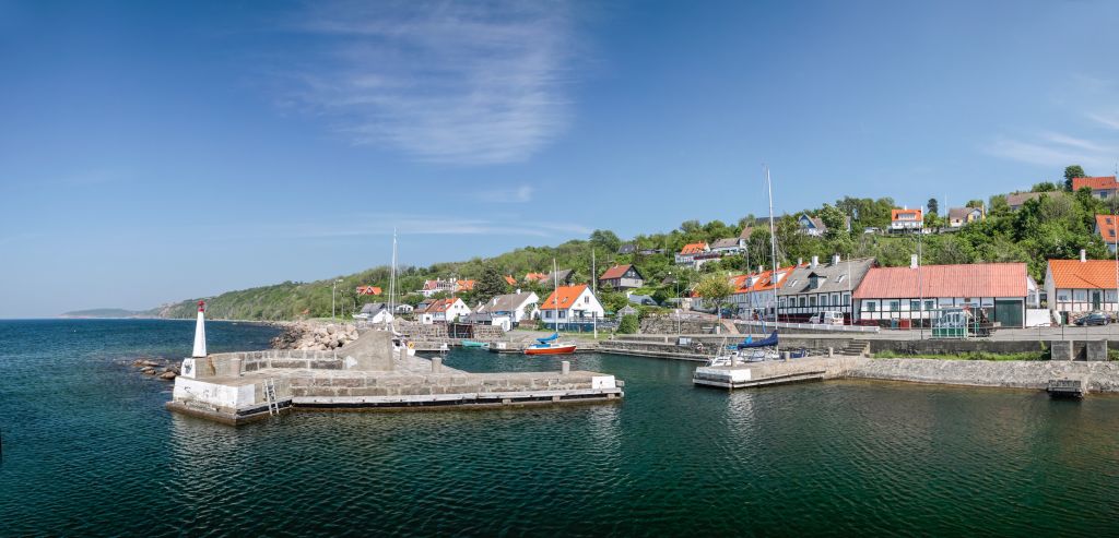 Unterkünfte auf Bornholm, malerische Hafenansicht mit bunten Häusern.