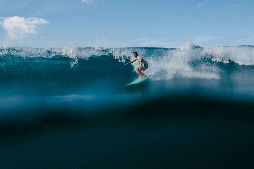 Wetter Løkken 30 Tage – Surfer reitet auf einer beeindruckenden Welle, ein Momentaufnahme von Kraft und Balance, eingefangen in Løkkens dynamischer Meereslandschaft.